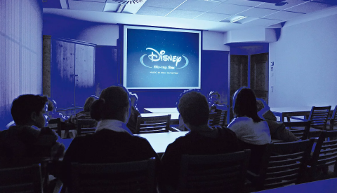 Des enfants regardent un film Disney dans la salle commune du Camping Seeblick Toni au Tyrol, Autriche.