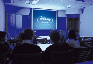 Børn ser en Disney-film i et campingopholds fælleslokale på Camping Seeblick Toni i Tirol, Østrig.