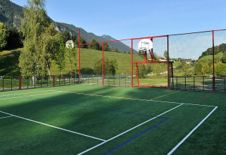 Sportsbane med basketballkurv og net i naturskønne omgivelser ved Camping Seeblick Toni i Tirol, Østrig.