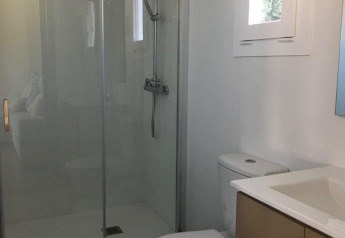 Bagno moderno con doccia, WC e lavandino in uno chalet del Bungalow Quermany, Camping Mas Patoxas, Spagna.
