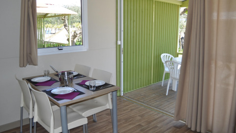 Eetruimte binnen en buiten in Bungalow Morea bij Camping Mas Patoxas, Spanje, in moderne, gezellige sfeer.