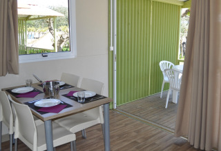 Eetruimte binnen en buiten in Bungalow Morea bij Camping Mas Patoxas, Spanje, in moderne, gezellige sfeer.