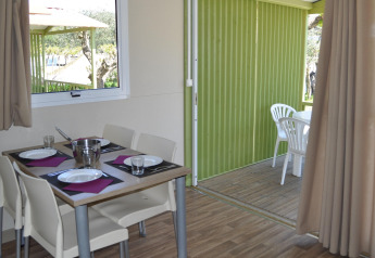 Eetruimte binnen en buiten in Bungalow Morea bij Camping Mas Patoxas, Spanje, in moderne, gezellige sfeer.