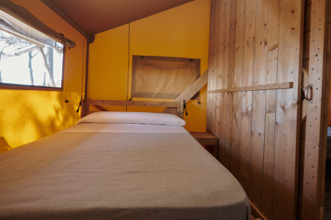 Vista interior de un dormitorio acogedor en una tienda safari en Glamping Tramuntana, Camping Mas Patoxas.