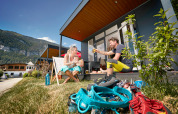 Stel geniet van drankjes buiten Studio tiny house bij Camping Seeblick Toni, Oostenrijk, met klimspullen nabij.