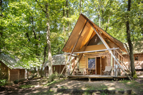Cabaña de madera moderna en un bosque del parque vacacional Huttopia Versailles en Île de France, Francia.