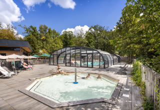 Buitenpool met overdekt zwembad en bubbelbad bij Huttopia Versailles in Île de France, Frankrijk.
