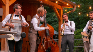 Una banda de jazz actuando al aire libre por la tarde en Huttopia Versailles en Île de France, Francia.