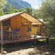 En bungalow telt Classic safari telt med trædæk, campingmøbler og smuk natur baggrund.