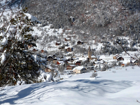 Sneeuwwit uitzicht op Les Chalets Huttopia de Vallouise in Provence-Alpes-Côte d’Azur, Frankrijk, winter.