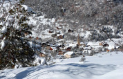 Besneeuwde aanblik van Les Chalets Huttopia de Vallouise in Provence-Alpes-Côte d’Azur, Frankrijk, winter.