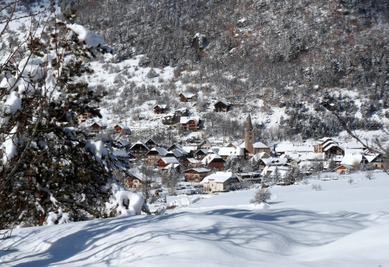 Vue enneigée des Chalets Huttopia de Vallouise, parc de vacances en Provence-Alpes-Côte d’Azur, France, hiver.