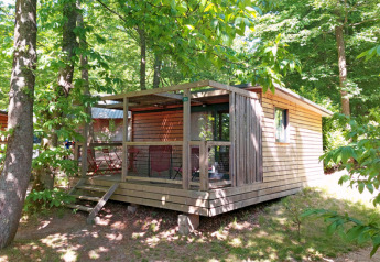 Cabane Chalet Evasion à Huttopia Versailles en France, entourée de verdure et située au cœur des bois.