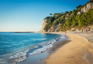Plage de sable doré et falaises verdoyantes près de Sassoferrato, dans la région des Marches, en Italie.
