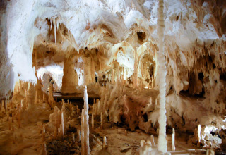 Prachtige grot nabij Sassoferrato, Marche, Italië, rijkelijk versierd met stalactieten en stalagmieten.