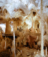 Impresionante cueva cerca de Sassoferrato, Marche, Italia, con formaciones de estalactitas y estalagmitas.