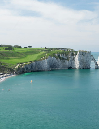 Paisaje costero cerca de Saint-Valery-en-Caux, Normandía, Francia, con acantilados blancos y mar tranquilo.
