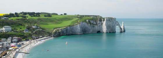 Paesaggio costiero vicino a Saint-Valery-en-Caux, Normandia, Francia, con scogliere bianche e mare calmo.