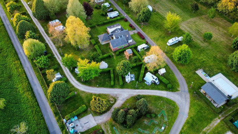 Vista aerea del campeggio Seasonova Le Martinet in Centre-Val de Loire, Francia, con roulotte e aree verdi.