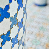 Primer plano de una columna decorada con azulejos de mosaico azules y blancos en Briare le Canal, Francia.