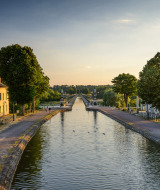 Vista de Briare-le-Canal con una vía fluvial pintoresca, casas y árboles, en Centre-Val de Loire, Francia.