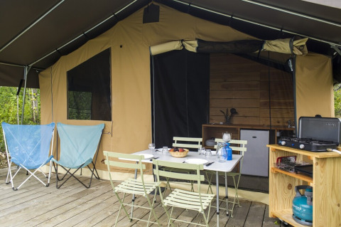 Tienda safari Toile&Bois tent Sweet en Huttopia La Plage Blanche, Francia, con terraza y cocina de camping.