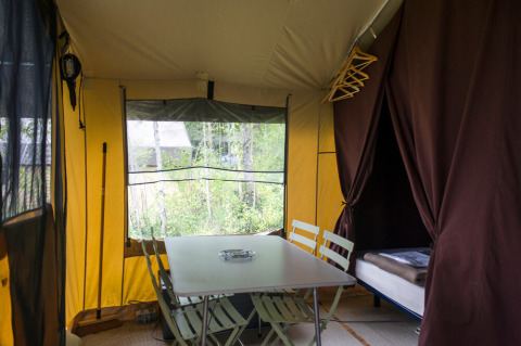 Vista interna di una confortevole tenda safari Toile&Bois Sweet a Huttopia La Plage Blanche in Francia.