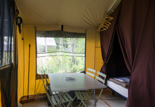 Vista interna di una confortevole tenda safari Toile&Bois Sweet a Huttopia La Plage Blanche in Francia.