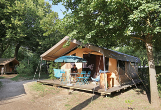 Tienda safari Toile&Bois Sweet en Huttopia La Plage Blanche, Francia, con terraza y sillas exteriores.