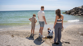 Una familia disfruta de la playa y el mar en Camping Kost Ar Moor, un parque de vacaciones en Bretaña, Francia.