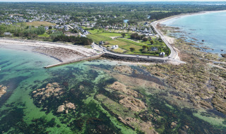 Vista aérea de Mousterlin en Fouesnant, Bretaña, Francia con costa, playa, zonas verdes y aguas transparentes.