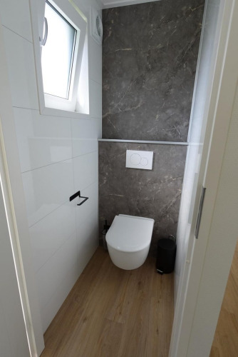 Modernes Badezimmer im Eco Cottage + Hot Tub bei De Thijmse Berg in den Niederlanden mit Holzfußboden.