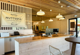 Recepción en Village Huttopia Lagoa de Óbidos, parque vacacional con decoración de madera en Portugal central.