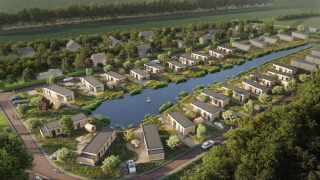 Vista aérea de lodges modernos junto al lago con sauna y jacuzzi en Hofparken Wiltershaar, Países Bajos.