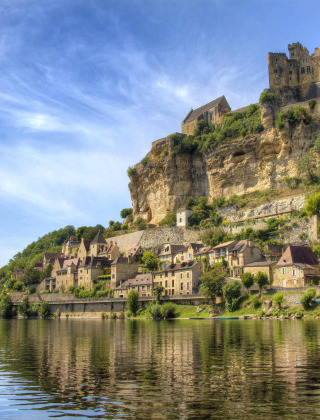 Vista de un pintoresco pueblo y un castillo en un acantilado cerca de Marcillac St. Quentin, Nouvelle-Aquitaine, Francia.