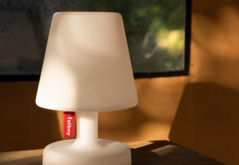 Tischlampe mit 'fatboy'-Etikett auf einem Tisch in einem Safarizelt der Safari Lodge, Camping Les Tailladis, Frankreich.