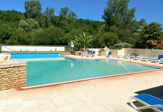 Udendørs swimmingpool med liggestole og solrige omgivelser på Camping Les Tailladis i Nouvelle-Aquitaine.