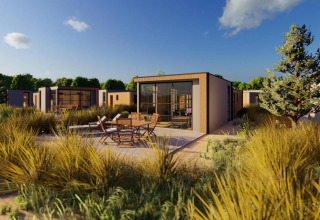 Vue extérieure du lodge Cube Exclusif avec design moderne, terrasse aménagée et végétation naturelle.