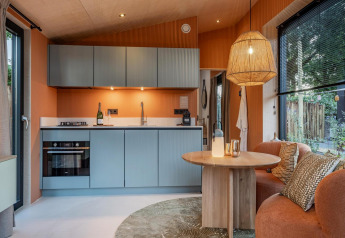 Moderne, hyggelig køkken og opholdsstue i Tiny Wellness Suite på Holiday Park De IJsvogel, Holland, med naturlig belysning.