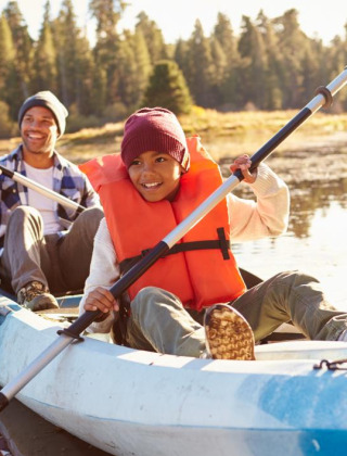 Dos personas reman en kayak por un lago tranquilo cerca de Trélévern, en Bretaña, Francia.