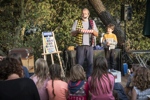 Mago actuando para niños al aire libre en Village Huttopia Lagoa de Óbidos, en el centro de Portugal.
