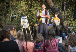 Tryllekunstner optræder for børn i det fri ved Village Huttopia Lagoa de Óbidos, Central Portugal.