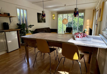 Woon- en eetgedeelte van Retro Lodge in Bungalowpark Het Verscholen Dorp, Nederland, met modern interieur.