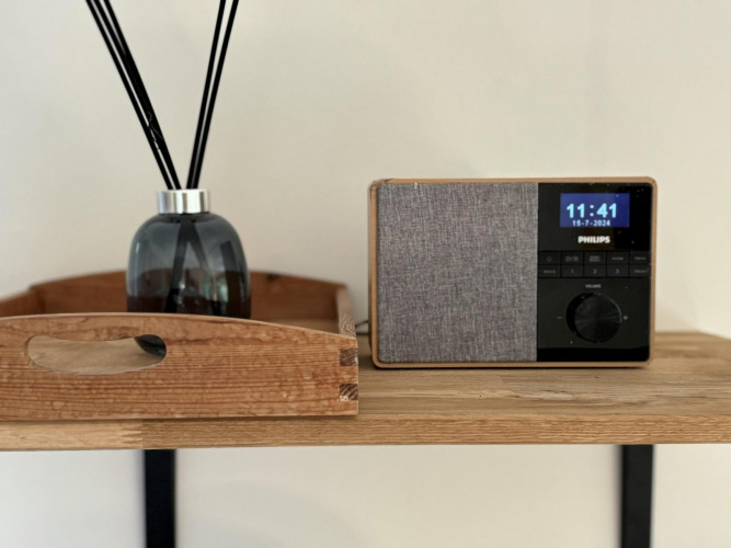 Une radio Philips moderne et un diffuseur de parfum sur une étagère à Retro Lodge, Bungalowpark Het Verscholen Dorp.