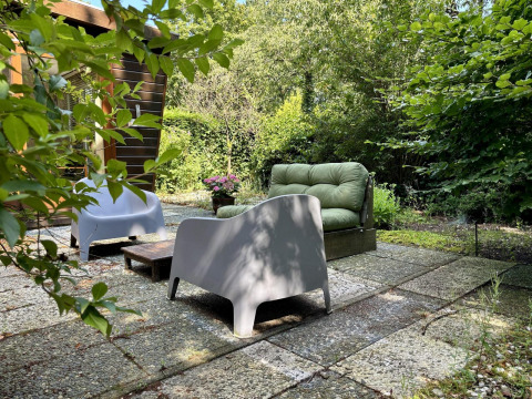 Udendørs terrasse ved Retro Lodge i Bungalowpark Het Verscholen Dorp i Holland, med moderne havemøbler.
