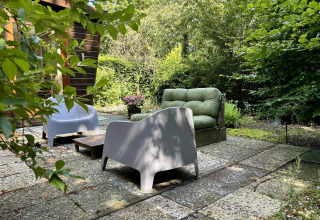 Udendørs terrasse ved Retro Lodge i Bungalowpark Het Verscholen Dorp i Holland, med moderne havemøbler.