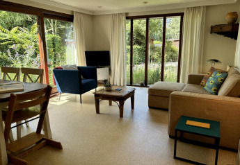 Sala de Tiny Lodge Basic en Bungalowpark Het Verscholen Dorp, Países Bajos, con vista al jardín.