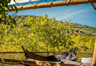 Vista dalla tenda safari Desert Lodge con bagno privato al Camping Pian di Boccio, Italia, immersa nella natura.