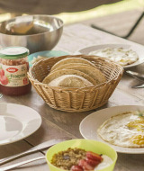 Morgenbord i safariteltet Safari Lodge på Camping Pian di Boccio i Italien med brød, marmelade og æg.