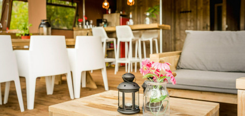 Interieur van de Desert Lodge safaritent met privébadkamer bij Camping Pian di Boccio in Italië.